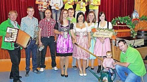 Der Burschenverein Reichenbach mit Madeleine Linzmeier und Madeleine Wunder an der Spitze (vorne, Bildmitte) rüstet zur Kerwa. Die Vorfreude aller Mitglieder ist groß. Foto: Klaus-Peter Wulf