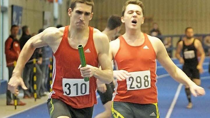 André Zahl übernimmt den Stab von Timo Kaufmair. Mit Daniel Hoseus und Kai Ebel liefen die Herzogenauracher in der 4x200-m-Staffel zu Bronze. Fotos: Peter Müller
