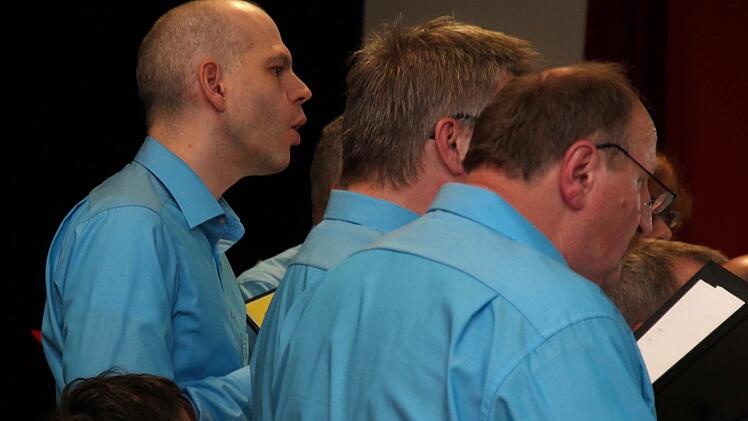 Aus dem Hintergrund erklingt beim Männergesangverein Weppersdorf die Stimme des sechsjährigen Raphael. Foto: Johanna Blum