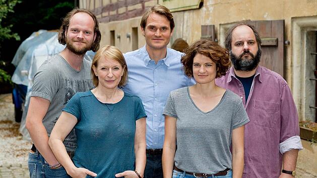 Die Schauspieler Andreas Leopold Schadt, Dagmar Manzel, Fabian Hinrichs, Eli Wasserscheid und Matthias Egersdörfer (links-rechts) bei den Dreharbeiten zum zweiten Franken-Tatort.Foto: Daniel Karmann/dpa