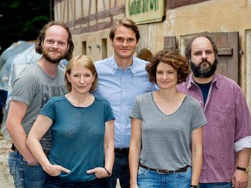 Die Schauspieler Andreas Leopold Schadt, Dagmar Manzel, Fabian Hinrichs, Eli Wasserscheid und Matthias Egersdörfer (links-rechts) bei den Dreharbeiten zum zweiten Franken-Tatort.Foto: Daniel Karmann/dpa