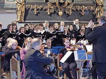 Chor und Streichorchester waren in großartiger Sing-und Spiellaune. Foto: Horst Wunner