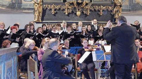 Chor und Streichorchester waren in großartiger Sing-und Spiellaune. Foto: Horst Wunner