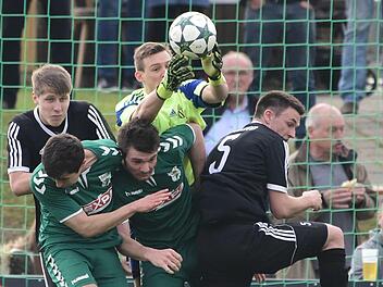 Eine enge Kiste war das Derby zwischen dem TSV Gro&szlig;bardorf (vorne, von links Adrian Reith und Tobias Breunig) und dem FC Sand (hinten, von links Manuel M&uuml;ller, Simon Mai und Danny Schlereth).  Foto: Anand Anders
