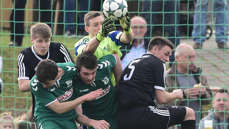 Eine enge Kiste war das Derby zwischen dem TSV Gro&szlig;bardorf (vorne, von links Adrian Reith und Tobias Breunig) und dem FC Sand (hinten, von links Manuel M&uuml;ller, Simon Mai und Danny Schlereth).  Foto: Anand Anders