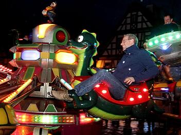 German Hacker und einige Stadträte wagten eine Fahrt im Kinderflieger. Seine Beine brachte der Bürgermeister allerdings nicht so recht unter. Richard Sänger