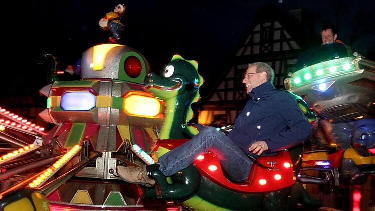 German Hacker und einige Stadträte wagten eine Fahrt im Kinderflieger. Seine Beine brachte der Bürgermeister allerdings nicht so recht unter. Richard Sänger