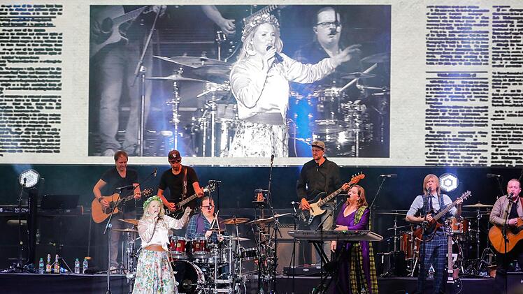 Bei ihrer Premiere in Coburg genossen die Mitglieder der Kelly Family die besondere Stimmung auf dem Schlossplatz.  Foto: Matthias Hoch
