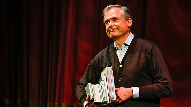 Mit dem Lebenswerk in den Händen ist Axel Hacke stets dem Weltbesten auf der Spur. Wichtig dabei: den Anstand wahren.  Foto: Matthias Hoch