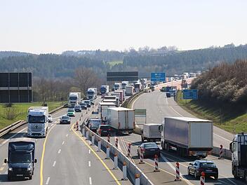 Die Vier-Spuren-Regelung gilt auf der Baustelle an der Autobahnbrücke schon jetzt. Die Fahrbahnbreite wird bis Donnerstagmorgen aber noch angepasst. Foto: Katrin Geyer