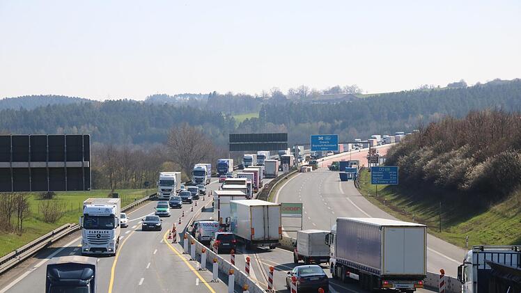 Die Vier-Spuren-Regelung gilt auf der Baustelle an der Autobahnbrücke schon jetzt. Die Fahrbahnbreite wird bis Donnerstagmorgen aber noch angepasst. Foto: Katrin Geyer