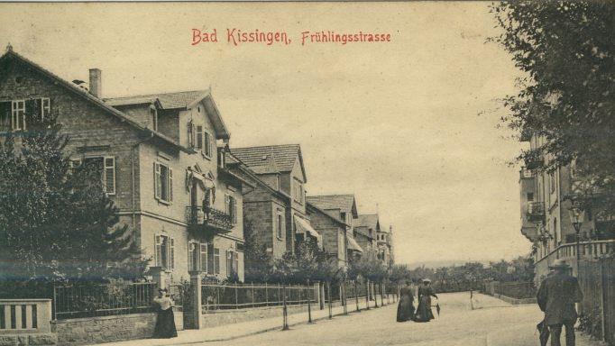 Passanten flanieren durch  die Frühlingsstraße. Quelle: Sammlung Bötsch, Stadtarchiv Bad Kissingen