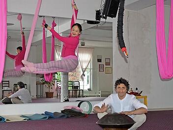 Alberto Parmigiani trommelt zu der Yoga-Übung seiner Frau Tingting Huang auf der Hand Pan. Aus dem einstigen Schlagzeug-und Percussionstudio - da standen schon mal gleichzeitig 25 Sets - und einem Zumba-Tanzraum ist jetzt ein Yoga-Studio mit einem neuen Konzept und viel Wärme und Liebe geworden, wie der Herzogenauracher mit dem italienischen Blut verrät.  Foto: Bernhard Panzer