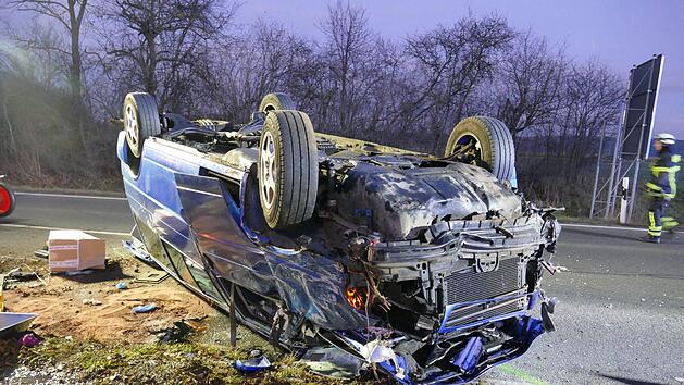 Schwerer Verkehrsunfall in Mittelfranken: Ein Kleinbus &uuml;berschlug sich und blieb auf dem Dach liegen. Der Fahrer kam mit schweren Verletzungen in eine Klinik. Foto: News5 / O&szlig;wald