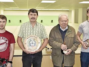 Die Sieger beim Neujahrsschießen der Schützengesellschaft Königsberg (von links): Detlef Bartesch, Dieter Piechaczek, Reinhard Hildebrandt und Tobias Piechaczek. Foto: Gerold Snater