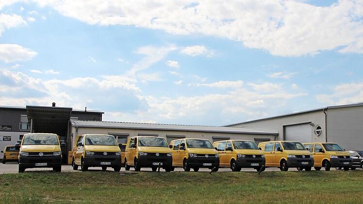 Die Fahrzeugflotte vor dem Verteilerzentrum in Höchstadt
