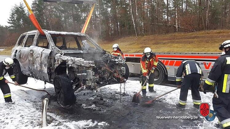 A3 bei N&uuml;rnberg: Auto geht in Flammen auf - Ausfahrt komplett gesperrt