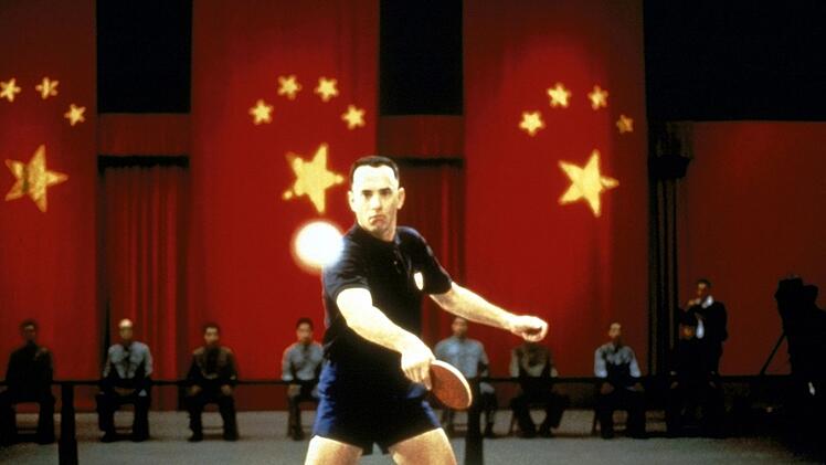 Als Tischtennisass darf Forrest (Tom Hanks) in die Volksrepublik China einreisen.