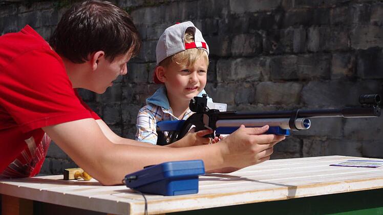 Mitten ins Schwarze: Der kleine Lucas erprobt sich bei der Schützengesellschaft Kronach. Foto: Heike Schülein