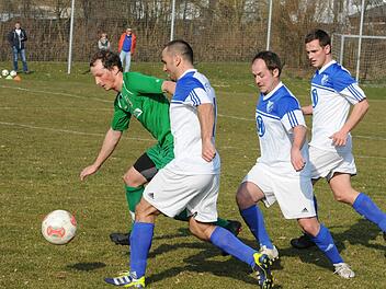 Auf der Jagd: Mit (von links) Waldemar Bayer, Christian Laus und Christian Heilmann machen sich gleich drei Spieler des FC 06 Bad Kissingen auf die Verfolgung des Großbardorfs Pascal Stahl. Foto: Hopf