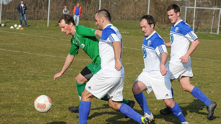 Auf der Jagd: Mit (von links) Waldemar Bayer, Christian Laus und Christian Heilmann machen sich gleich drei Spieler des FC 06 Bad Kissingen auf die Verfolgung des Großbardorfs Pascal Stahl. Foto: Hopf