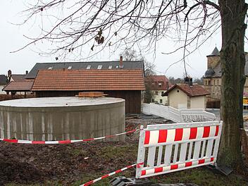 Der Löschwasserbehälter Wernstein, der vor einem Jahr wieder abgebrochen worden ist, bleibt ein Klotz am Bein. Der Gemeinderat muss sich jetzt damit befassen, dass die Diensthaftpflichtversicherung des Bürgermeisters nicht bezahlen will. Foto: Stephan Tiroch