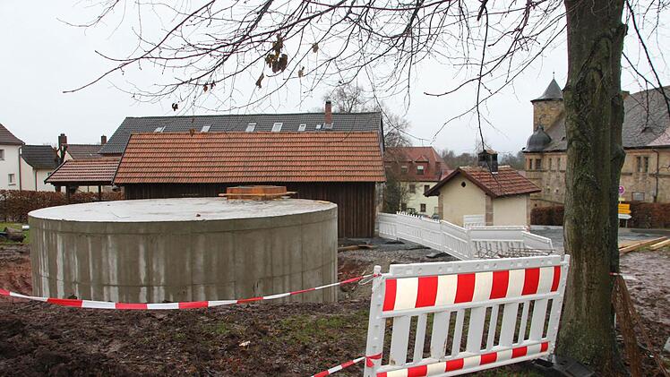 Der Löschwasserbehälter Wernstein, der vor einem Jahr wieder abgebrochen worden ist, bleibt ein Klotz am Bein. Der Gemeinderat muss sich jetzt damit befassen, dass die Diensthaftpflichtversicherung des Bürgermeisters nicht bezahlen will. Foto: Stephan Tiroch