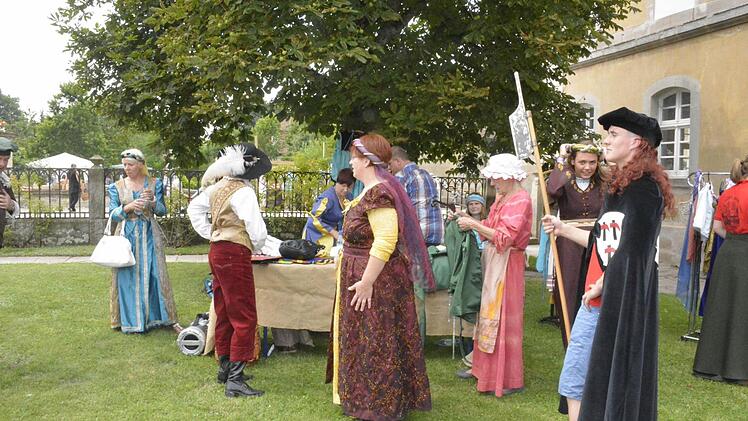 Historische Trachten wurden vom Burgenverein Altenstein und verschiedenen anderen Gruppen getragen. Foto: Gerhard Schmidt