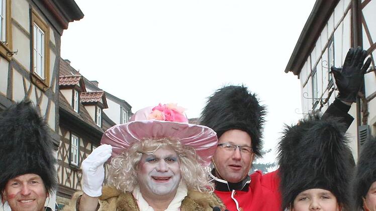 Hoher Besuch! Die Queen persönlich war mit ihren Leibwächtern gekommen. Oder war es am Ende nur Bernhard Jilke aus Westheim?
