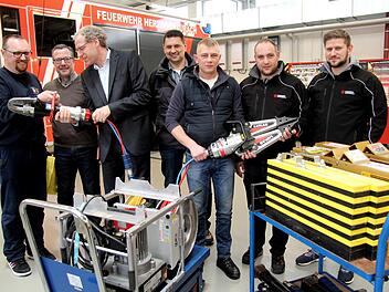 Bei der Übergabe (von links): Präsident Siniša Makovicic, Thomas Geiger, German Hacker, Rainer Weber, Kommandant Milan Brkljaca, Florian Geinzer und Marcel Zapf  Foto: Richard Sänger