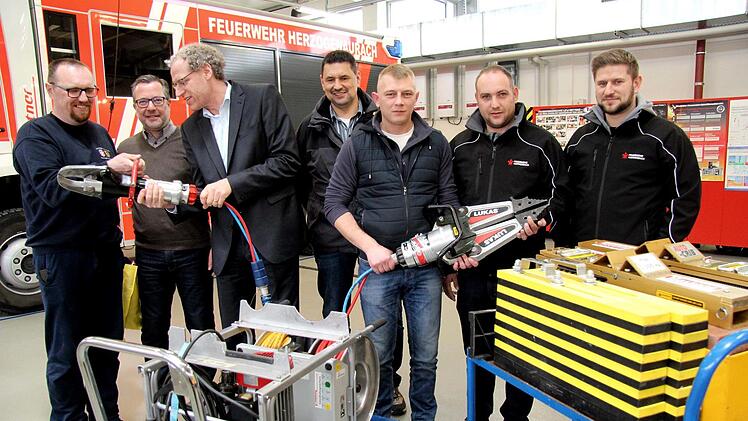 Bei der Übergabe (von links): Präsident Siniša Makovicic, Thomas Geiger, German Hacker, Rainer Weber, Kommandant Milan Brkljaca, Florian Geinzer und Marcel Zapf  Foto: Richard Sänger