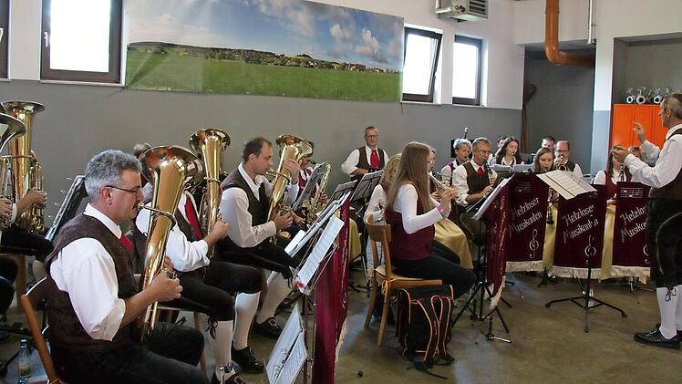 Die Hetzloser Musikanten spielten auf.  Foto: Stephanie Kunder