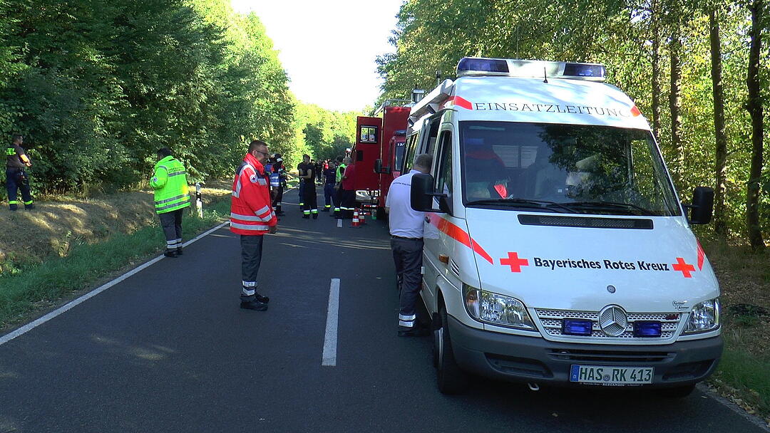 Waldbrand im Kreis Haßberge: Feuerwehr kämpft mit Großaufgebot gegen die Flammen