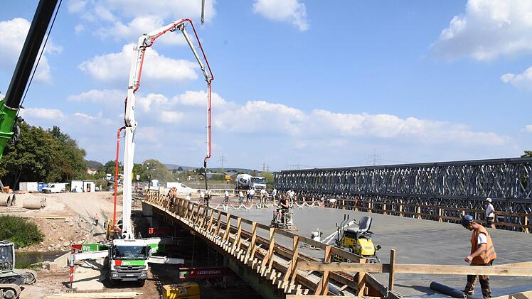 Die Bauarbeiter betonieren hier gerade die Mainbrücke. Foto: Christoph Wiedemann