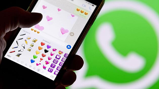 IPhone Nutzer k&ouml;nnen sich auf 70 neue Emojis freuen.Symbolfoto: Fabian Sommer/dpa