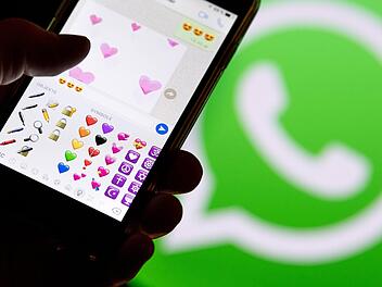 IPhone Nutzer k&ouml;nnen sich auf 70 neue Emojis freuen.Symbolfoto: Fabian Sommer/dpa