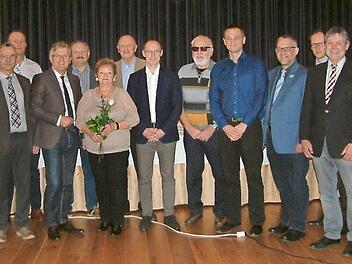 DFB-Sonderehrung für eine Frau und sechs Männer aus Fußballvereinen im Kreis Kronach. Von links Thomas Unger, Karlheinz Bram, Egon Grünbeck, Timo Bachinger, Reiner Detsch, Norbert Schülein, Annemarie Karschunke, Theobald Heinlein, Willi Hofmann, Richard Renk, Thorsten Schultheiß, Stefan Merkel, Bastian Büttner, Gerhard Wunder und Siegfried Tabbert.  Foto: Hans Franz