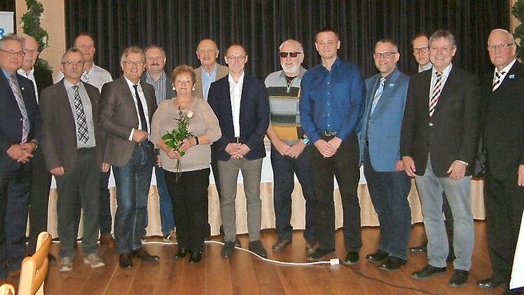 DFB-Sonderehrung für eine Frau und sechs Männer aus Fußballvereinen im Kreis Kronach. Von links Thomas Unger, Karlheinz Bram, Egon Grünbeck, Timo Bachinger, Reiner Detsch, Norbert Schülein, Annemarie Karschunke, Theobald Heinlein, Willi Hofmann, Richard Renk, Thorsten Schultheiß, Stefan Merkel, Bastian Büttner, Gerhard Wunder und Siegfried Tabbert.  Foto: Hans Franz