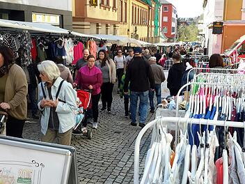 Nur an Markt- und Festtagen pulsiert das Leben in der Bad Brückenauer Ludwigstraße, zu anderen Zeiten ist die Besucherfrequenz für die Geschäftsleute eher unbefriedigend. Beim Unternehmerabend wurde diese bekannte Problematik erneut diskutiert. Foto: Rolf Pralle