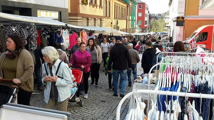 Nur an Markt- und Festtagen pulsiert das Leben in der Bad Brückenauer Ludwigstraße, zu anderen Zeiten ist die Besucherfrequenz für die Geschäftsleute eher unbefriedigend. Beim Unternehmerabend wurde diese bekannte Problematik erneut diskutiert. Foto: Rolf Pralle