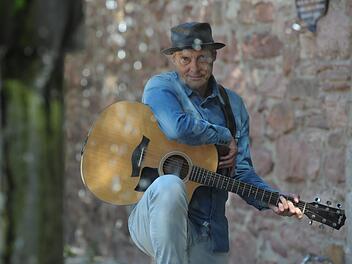 Michael Heppes, ehemaliger Stadtrat, ehemaliger OB-Kandidat, Anwalt und Liedermacher, hat eine neue Single auf den Markt gebracht.  Foto: Siegfried Farkas