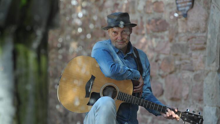 Michael Heppes, ehemaliger Stadtrat, ehemaliger OB-Kandidat, Anwalt und Liedermacher, hat eine neue Single auf den Markt gebracht.  Foto: Siegfried Farkas