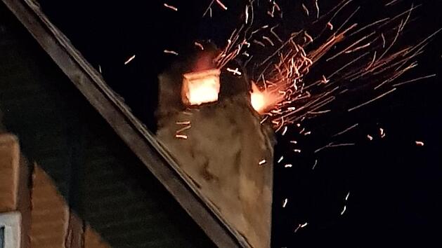 Ein Kaminbrand sorgte f&uuml;r einen Gro&szlig;einsatz der Rettungskr&auml;fte in Hohenberg.