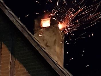 Ein Kaminbrand sorgte für einen Großeinsatz der Rettungskräfte in Hohenberg.