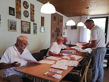 Der Festausschuss erledigt nach mehr als zweijähriger Planung die letzten Arbeiten. Die Anmeldeunterlagen werden eingetütet, damit die Teilnehmer und Teilnehmerinnen des Studiengenossenfestes gut informiert sind.  Foto: Heike Beudert
