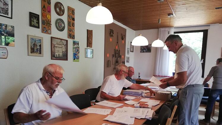 Der Festausschuss erledigt nach mehr als zweijähriger Planung die letzten Arbeiten. Die Anmeldeunterlagen werden eingetütet, damit die Teilnehmer und Teilnehmerinnen des Studiengenossenfestes gut informiert sind.  Foto: Heike Beudert