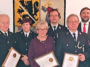 Die Feuerwehr-Führung mit den Geehrten: (v.l.) Vorsitzende Regina Burkhardt, Kommandant Florian Kammerer, Karl Schmidtchen (60 Jahre), Maschinistin Nadine Ott, Erika Zuleeg (25 Jahre), Beisitzer Thomas Graß, Norbert Graß (50 Jahre), Bürgermeister ...