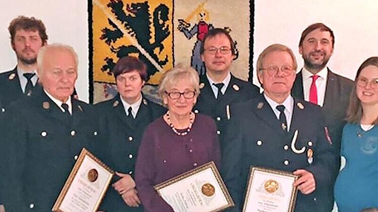 Die Feuerwehr-Führung mit den Geehrten: (v.l.) Vorsitzende Regina Burkhardt, Kommandant Florian Kammerer, Karl Schmidtchen (60 Jahre), Maschinistin Nadine Ott, Erika Zuleeg (25 Jahre), Beisitzer Thomas Graß, Norbert Graß (50 Jahre), Bürgermeister ...