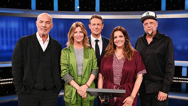Von links: Heiner Lauterbach, Valerie Niehaus, Rebecca Immanuel und Smudo treten in einer Spielrunde f&uuml;r den guten Zweck gegen die Profis an. Mitte: Moderator Alexander Bommes.