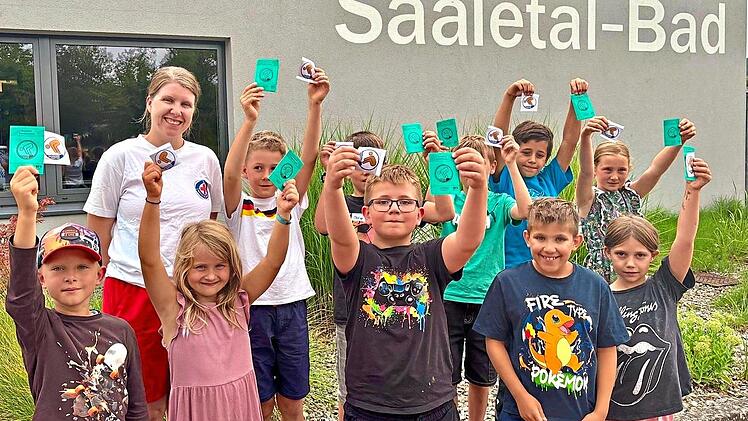 Die Kinder der Montagsschwimmstunde mit ihren Bronzeabzeichen und Stellv. Jugendleiterin Nadja Hitscherich.Florian Bremer